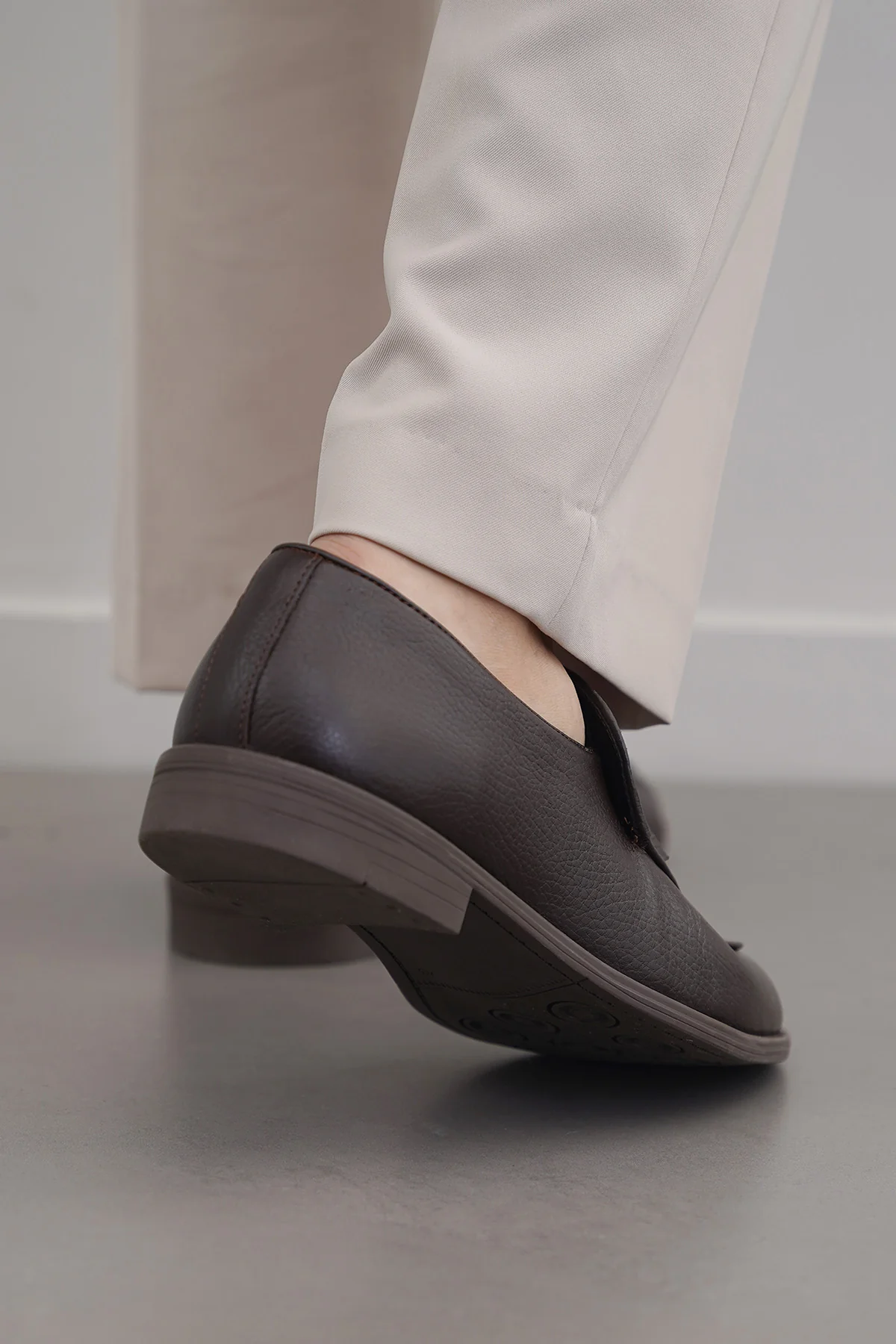 GRAINED LEATHER TASSEL LOAFERS